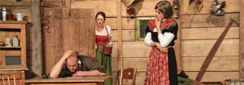 Wasti (Sepp Ettenhuber) ist hin- und hergerissen zwischen Betrügerin Paula (Karin Forstmaier) und Tochter Hanna (Sandra Untereichmeier, hinten).Foto re