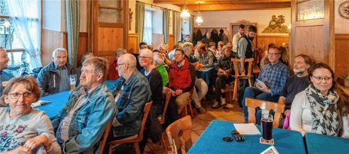 Wegen des großen Andrangs bei der Veranstaltung der Bürgerinitiative mussten kurzfristig zusätzliche Stühle herangeschafft werden. Foto Thomae