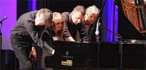 Wenn vier gleichzeitig spielen: Schwungvolles Ende der Boogie-Nacht in Töging: Thommy Weiss, Katharina Alber, Martin Schmitt und Christian Gumbiller (von links).Foto  reuter