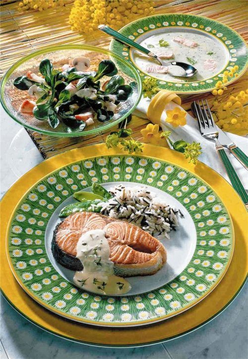Wildreis und Zuckerschoten ergänzen das Lachskotelett mit Kresse-Sauce. Als Vorspeise schmeckt Feldsalat mit Hummerkrabben. Foto Wirths PR