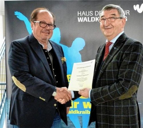 Willi Engelmann (links) hat sich bereit erklärt, das Kunstwerk vor seiner Apotheke aufzustellen und die Kosten für den Transport, die Restaurierung und die Begutachtung zu übernehmen. Joachim Hellwig, der Vorsitzende des Fördervereins Stadtmuseum Waldkraiburg, überreichte Engelmann in der Jahreshauptversammlung dafür die Schenkungsurkunde.Fotos  Fischer/Grundner