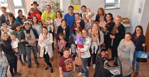 Willkommen beim Babybegrüßungsfest: die Teilnehmer mit Projektleiterin Judith Santer (rechts) und Oberbürgermeisterin Gabriele Bauer (Dritte von rechts).Fotos Schlecker