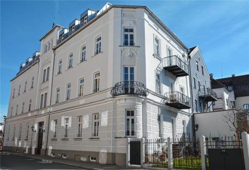 Wirklich gelungen ist die Fassade des Hauses Stollstraße 10 in Rosenheim. Für den Umbau und die Sanierung des Stadthauses bekommt die „AR Vermögensverwaltungs KG“ den Fassadenpreis 2019.Fotos SCheck