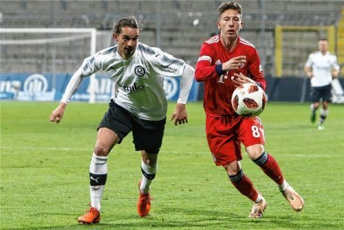 Yanick Tobias (links, im Zweikampf gegen Bayerns Jannik Rochelt) ist einer von drei Ex-Ingolstädtern im Rosenheimer Dress.Foto Fehrmann
