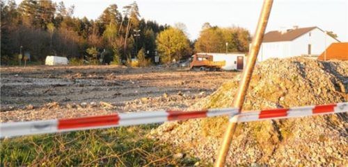 Zehn Reihenhäuser und ein Einfamilienhaus sollen auf dem Grundstück in der Nähe der Pürtener Kreuzung entstehen, abgeschirmt durch einen Lärmschutzwall.Foto  Grundner