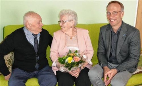 Zur diamantenen Hochzeit gratulierte Bürgermeister Robert Pötzsch Ludwig und Anna Helfrich. Foto  Bachmaier