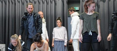 Zwei Seiten einer Leidenschaft: Theresia Graml (linkes Bild rechts) und Andreas Hufnagl (links) bei den Proben für das Tanztheaterstück „Noe“, das am Samstag, 4. Mai, inSt. Wolfgang uraufgeführt wird. Fotos Meier/De Boer
