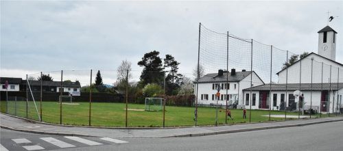 Zwei Tore und ein Basketball-Korb: Wo heute Kinder spielen, stehen in Zukunft in erster Linie Wohnhäuser.Foto  SChlecker