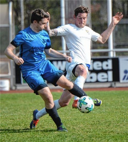 Zweikampf zwischen Großholzhausens Sepp Schober und Raublings Dominik Schlosser. Foto Ruprecht