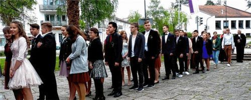 27 junge Christen zogen zur Feier der Konfirmation mit Pfarrern und Kirchenvorstandsmitgliedern in die Martin-Luther-Kirche ein.Foto  Fischer