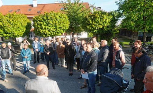 272 Unterschriften gegen die endgültige Ersterschließung von Gemeindestraßen übergaben die Eggstätter ihrem amtierenden Bürgermeister. Foto Kirchner