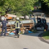 Traktorgespann kippt um: 37 Verletzte