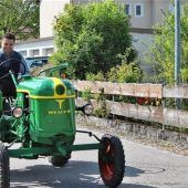 Mit dem Weihwasser gut gemeint: Pater Menz segnete Fahrzeuge und Fahrer