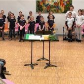 Kinder singen den Frühling herbei