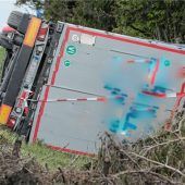 Slowakischer Sattelzug kippt um: Fahrer war betrunken