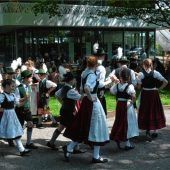 Trachtler feiern im Rathauspark