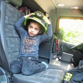 Großes Staunen über Feuerwehrauto
