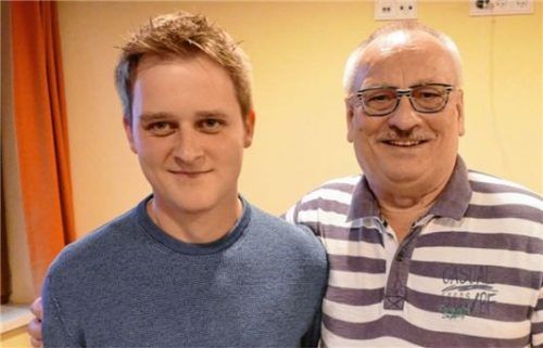 Adrian Hilge (links) ist neuer Ortsvorsitzender der SPD Kraiburg. Er tritt die Nachfolge von Werner Schreiber an, der 16 Jahre an der Spitze der Sozialdemokraten stand.Foto  Bachmaier