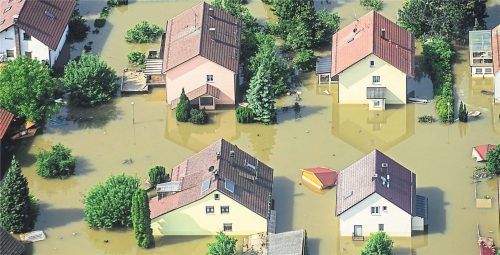 Albtraum aller Hausbesitzer: Überschwemmung einer Siedlung in Deggendorf im Jahr 2013. Doch selbst vermeintlich kleine Schäden wie verrutschte Dachziegel können Monate später schwere Schäden nach sich ziehen. Fotos dpa/PEDersen