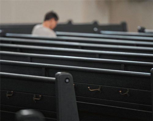 Allein in der Bank: Die Zahl der Kirchgänger nimmt stetig ab. Vertreter der evangelischen wie auch der katholischen Kirche diskutieren, was dagegen zu tun ist.Foto dpa
