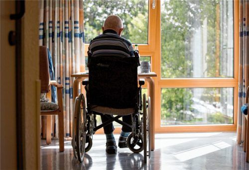 Allein und im Heim – dazu gibt es durchaus Alternativen. Neue Wohnformen machen ein weitgehend selbstbestimmtes Leben möglich, auch bei körperlichen Einschränkungen.Foto Symbolbild DPA