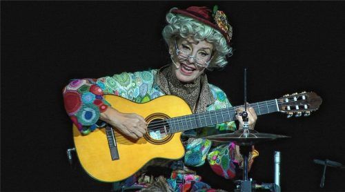 „Allround-Derwisch“ Sissi Perlinger brilliert mit tiefsinnigen Eigenkompositionen.Foto  Petzi