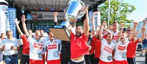 Am Ende des Erdinger Meister-Cups darf wieder ein Team den Riesenpokal in die Höhe strecken. Foto  Erdinger/Langer