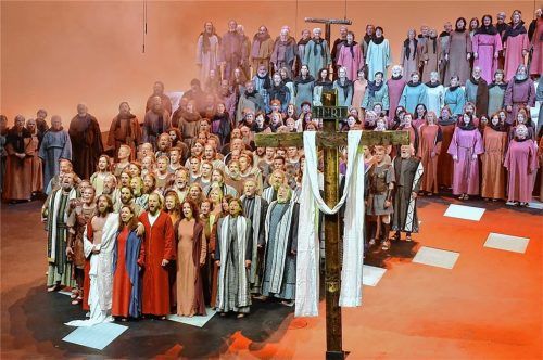 Am Ende singen alle Darsteller ergriffen „Großer Gott, wir loben Dich“.Foto Kitzbichler
