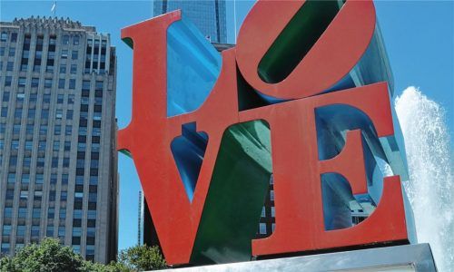Am frisch renovierten John F. Kennedy Plaza steht die berühmte Love-Skulptur. Foto Edward Savaria, Jr. for PHLCVB