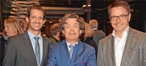 Andreas März (links), Vorsitzender des Bezirks Rosenheim im Wirtschaftsbeirat Bayern, mit Frank Sieren (Mitte), China-Experte und Buchautor, sowie Roland Auer (rechts), Vorstandsvorsitzender der Schattdecor AG. Das Thansauer Unternehmen ist in China mit zwei Standorten in Shanghai und in Quzhou vertreten. Foto Wirtschaftsbeirat