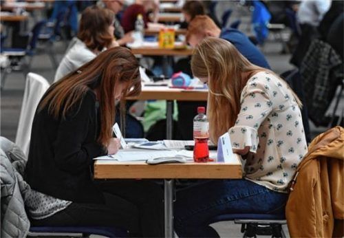 Angehende Fachkräfte in IHK-Ausbildungsberufen legen gerade bundesweit ihre Prüfungen ab. So auch in den Landkreisen Mühldorf und Altötting. Foto Schutt/dpa