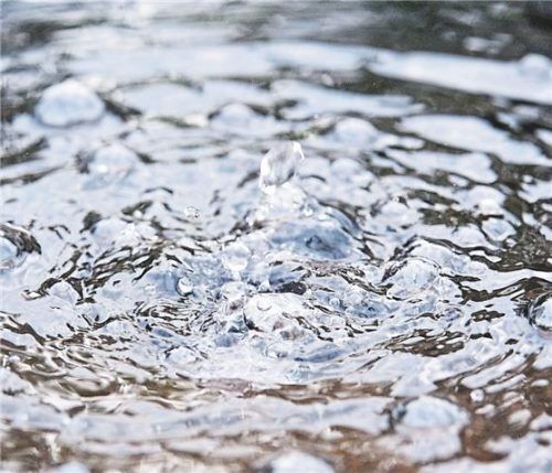 Auch gesammeltes Regenwasser ist kostbar und kann im Haushalt durchaus nützlich sein. Foto dpa/Warnecke