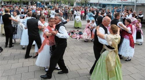 Auf dem Stadtplatz zeigten die Banater Schwaben Trachten- und Volkstänze.