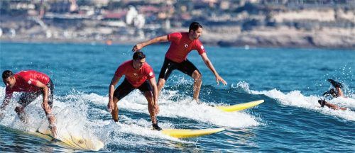 Auf die Bretter, fertig, los! So einfach ist das Wellenreiten nicht. Zum Glück gibt es überall in Europa Surf-Camps, von einfach und öko bis luxuriös. Foto Blackstone/dpa-tmn