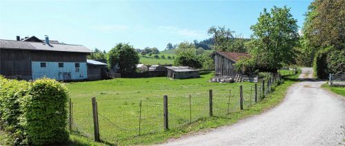 Auf diesem Grundstück will ein Investor in der Nähe vom Pfarrheim ein Mehrfamilienhaus mit Tiefgarage errichten. Dem Gemeinderat ist das Vorhaben, für das ein Antrag auf Vorbescheid bei der Gemeinde eingereicht wurde, allerdings eine Nummer zu groß.Foto  Höpfinger