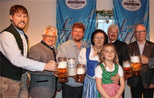 Auf ein friedvolles Volksfest stießen an, von links: Braumeister Lorenz Birnkammer, Aldersbacher-Geschäftsführer Franz Fuchs, die Festwirte Josef und Anneliese Zens mit Enkeltochter Katharina, sowie Bürgermeister Erwin Baumgartner und Baron Adam von Aretin.