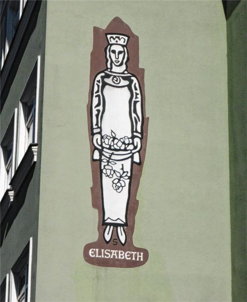 Auffälliges Bild: Um das Jahr 1960 kreiert der Rosenheimer Künstler Hans Schuster das Fassadengemälde der heiligen Elisabeth von Thüringen am „Blumenhaus Fritz“ am Ludwigsplatz. Um 1990 malte es Fried Stammberger originalgetreu neu.Foto  Frick