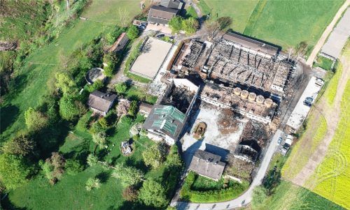 Gut Heiming nach dem Großbrand im April 2019, der alle Gebäude vernichtete oder schwer beschädigte. Alle Pferde überlebten unverletzt.Foto Schellmoser