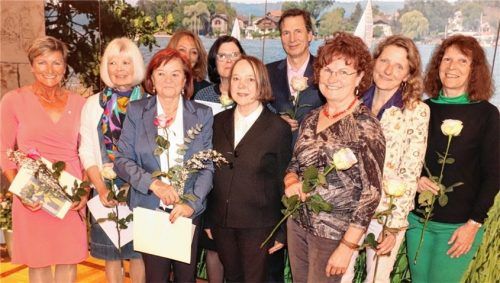 Ausgezeichnetes Engagement (von links): Elisabeth Mottinger, Heidi Eckenberger, Gerdi Heitmair, Geschäftsführerin Marianne Guggenbichler, Manuela Denneborg, Vorsitzende Anna-Maria Ehrlicher, Robert Hartl, Gisela Gründler, Anschi Peters und Barbara Leistner wurden für ihren Einsatz geehrt.Foto re