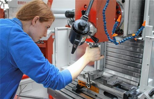 Auszubildende Leonie Pfister bereitet die CNC-Fräsmaschine im neu eröffneten Ausbildungszentrum bei ODU in Mühldorf vor. Insgesamt wurden dafür drei Millionen Euro investiert. Foto  sutherland