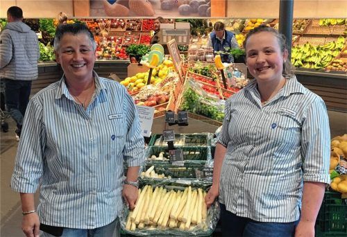 Azubi gefunden, jetzt muss die Ausbildung auch die Qualität halten, die sie verspricht: Lebensmittelhändler Prechtl setzt in seinen Filialen zum Beispiel auf Mitarbeiter, die als Ausbildungsbeauftragte den Azubis zur Seite stehen. Im Brannenburger Markt übernimmt diese Funktion Marion Wolf (links), hier mit Auszubildender Theresa Kronast beim Spargelauffüllen. Foto re