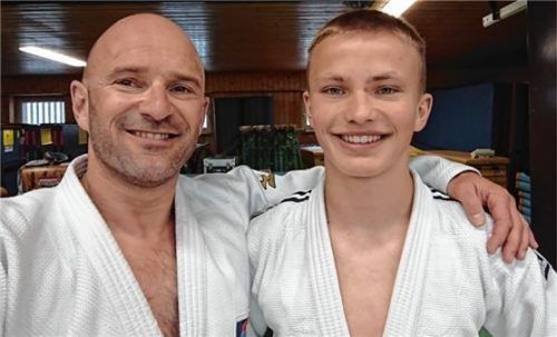 Beendete eine lange und erfolgreiche Judo-Karriere: Bezirksvorsitzender Denis Weisser (links), dessen Sohn Patrick in seine Fußstapfen tritt.