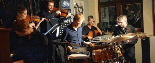 Begeisterten mit einem besonderen Sound: der Schweizer Drummer Dimitri Monstein mit seinem Sextett im Rosenheimer „Le Pirate“.Foto Friedrich