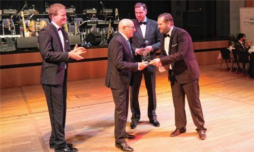 Bei der Auszeichnung: Alexander Bitzer (Vorstandssprecher Mittelstandsjunioren Mühldorf, von links), Manfred Nutz, Staatssekretär Stephan Mayer, Sascha Schnürer (Mitglied im Vorstand der Mittelstandsjunioren Mühldorf).Fotos  ahn