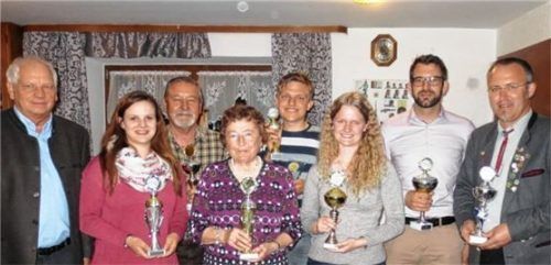 Bei der Ehrung der Vereinsmeister: Sportreferent Günter Hargasser (von links), Sarah Hell, Alfons Gillhuber, Anni Behr, Matthias Dantmann, Stefanie Huber, Christian Hargasser und Thomas Söll.Foto  stettner