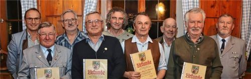 Bei der Ehrung treuer Mitglieder (von links): Bürgermeister Alois Salzeder, Matthias Hundmayer, Gerhard Halmheu, Roland Höpfinger, Alois Balhuber, Konrad Schnetzer, Kreisvorsitzender Franz Meier, Anton Überacker, Vorsitzender Siegfried Oswald.Foto  Höpfinger