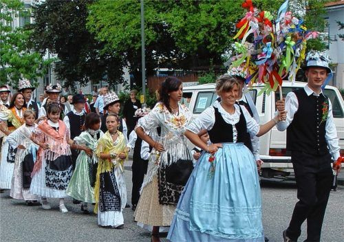 Bei der Kirchweih, dem wichtigsten Fest der Banater Schwaben, tragen Frauen und Männer ihre Tracht. Bis heute wird dieses Brauchtum in Waldkraiburg gepflegt.Fotos  Banater Schwaben