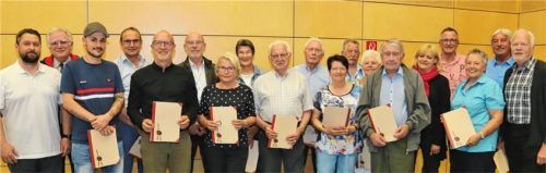 Bei der Mitgliederehrung (von links): Vorsitzender Johannes Volk, BLSV-Vorsitzender Erwin Zeug, Maximilian Graml, Bürgermeister Alois Salzeder, Georg Salzeder, Zweiter Bürgermeister Manfred Römer, Gabriele Gillhuber, Bärbel Bischoff, Adolf Steiner, Volkmar Stecher, Ilse Linner, Alfons Haindl, Anneliese Hufeld, Franz Scheizeneder, Gertraud Langrieger, Lothar Zieglgänsberger, Christina Bügel, Ernst Wardas und Wolfgang Ziegler.Foto  Höpfinger