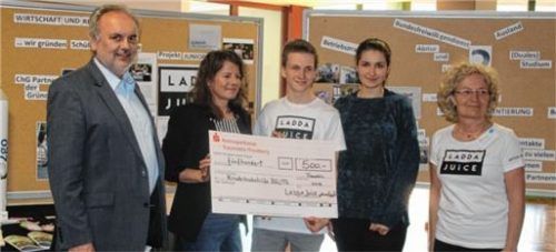 Bei der Scheckübergabe: (von links) Schulleiter Klaus Kiesl, Astrid Sturm von der Kinderkrebshilfe Berchtesgadener Land/Traunstein, Aaron Woyke und Francesca Sperti von Ladda Juice sowie Gabi Sattler-Scheufele als betreuende Lehrkraft. Foto re