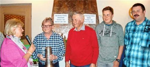 Bei der Siegerehrung: Christa Obermaier (von links), Walter Sieghart, Leonhard Holzhammer, Christoph Saller und Markus Bichlmaier.Foto Gerstner